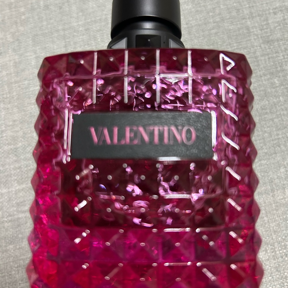 Valentino Vibrant Pink Body Wash
